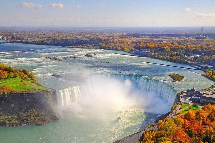 Bạn có thể đặt vé máy bay để khám phá thác Niagara vào mùa thu