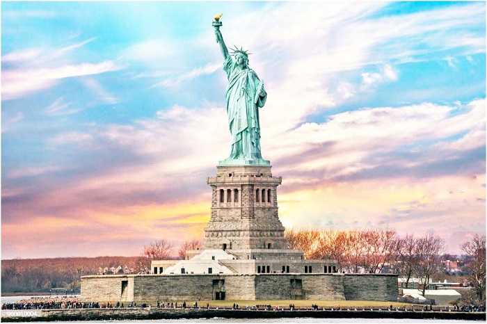 Tượng Nữ thần Tự do nổi bật giữa thành phố New York.