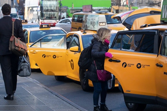 Hành khách có thể di chuyển về thành phố bằng taxi hoặc các phương tiện công cộng