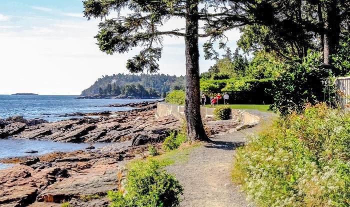 Shore Path là điểm du lịch mà bạn nên ghé khi mua vé máy bay đi Maine