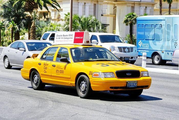 Taxi là phương tiện di chuyển phổ biến từ sân bay McCarran về thành phố