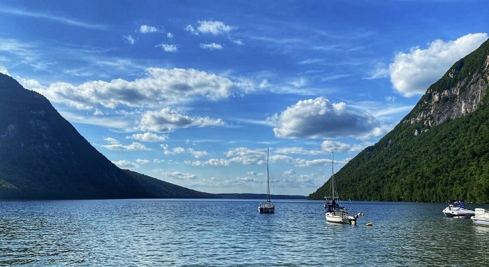Lake Willoughby là điểm du lịch nổi tiếng của bang Vermont