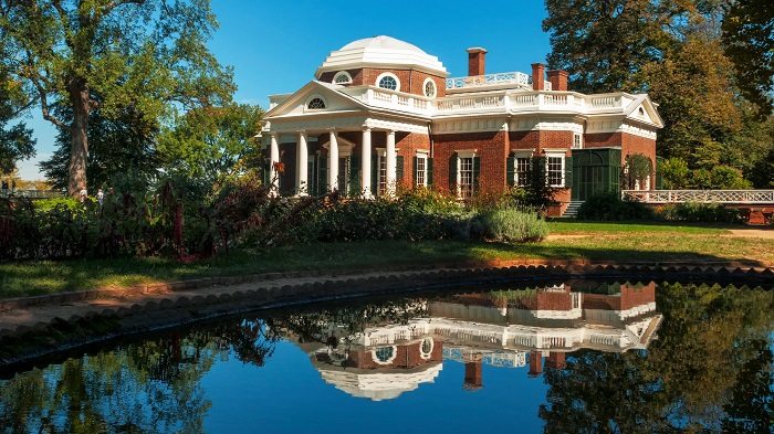 Monticello là một địa điểm du lịch nổi tiếng tại Charlottesville, Virginia