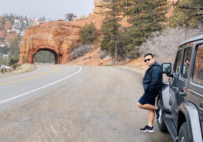 Du khách có thể thuê xe hoặc đặt tour để di chuyển đến Grand Canyon