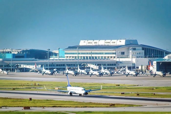 Sân bay Naha (OKA) là điểm đáp cánh phổ biến khi bay đến Okinawa