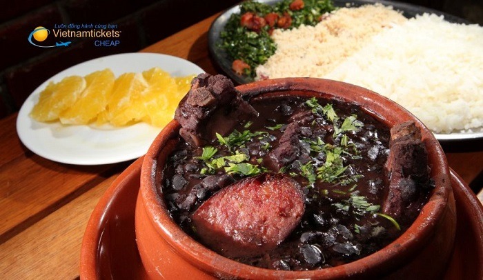 Feijoada là món ăn mà nhiều du khách mua vé máy bay đi Sao Paulo rất yêu thích