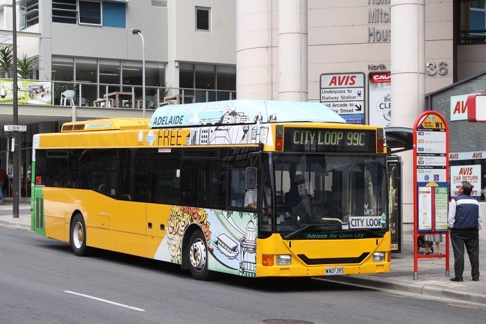 Du khách có thể sử dụng xe buýt làm phương tiện di chuyển tại Adelaide