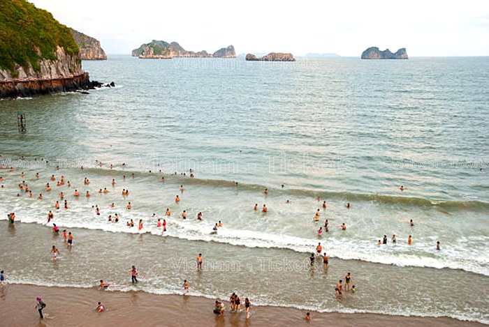 Du khách đang vui chơi, tắm biển tại đảo Cát Bà | Vé máy bay Sài Gòn Hải Phòng giá rẻ