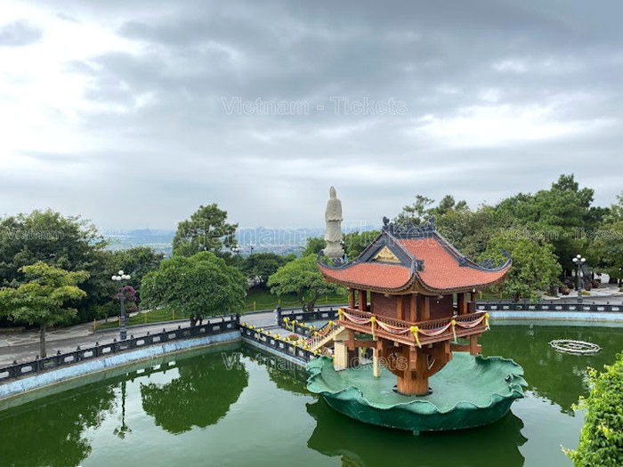 Khuôn viên bên trong chùa Ba Vàng | Vé máy bay Sài Gòn Quảng Ninh
