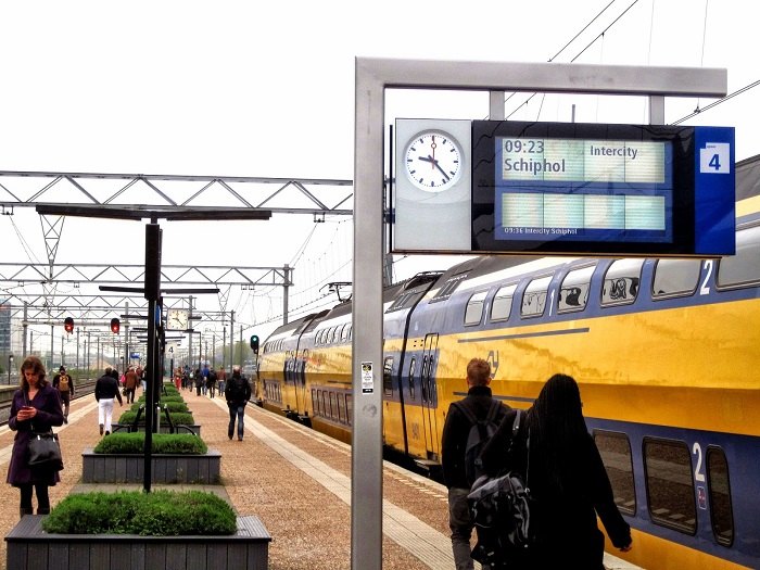 Hành khách sẽ di chuyển từ sân bay Amsterdam về trung tâm bằng nhiều phương tiện