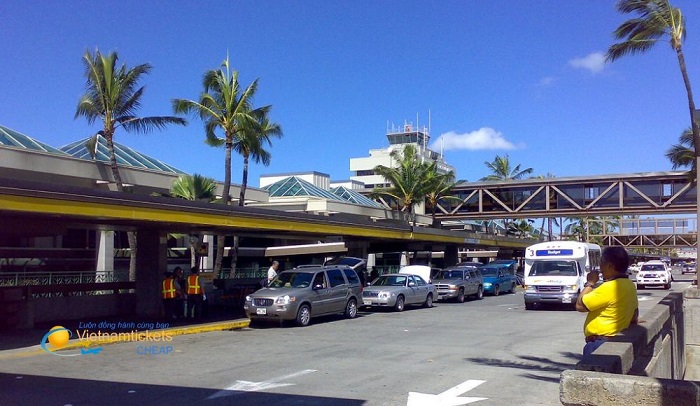 Hành khách có thể đón taxi hoặc thuê xe để di chuyển về trung tâm Honolulu